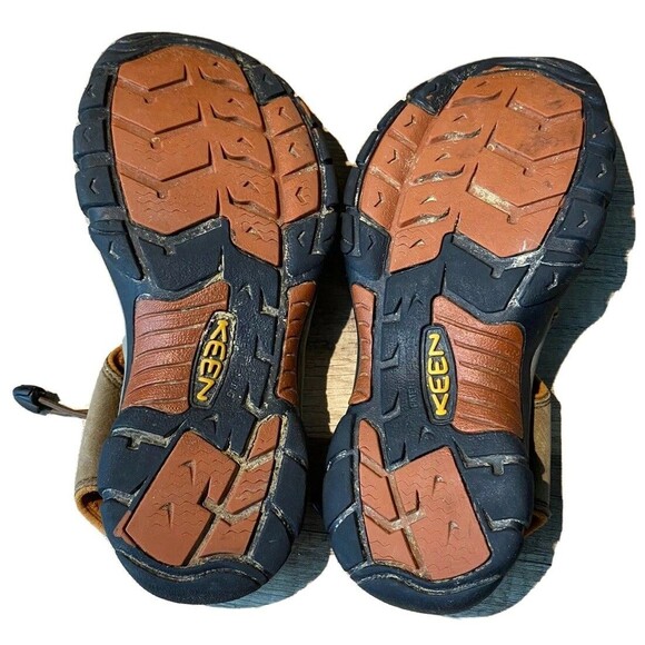 Keen Newport H2 Sandals Waterproof Hiking Shoes Mens Sz 9 mossy brown Bungee main image 10